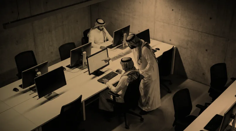محلّلون يعملون على الشاشات في غرفة العمليات